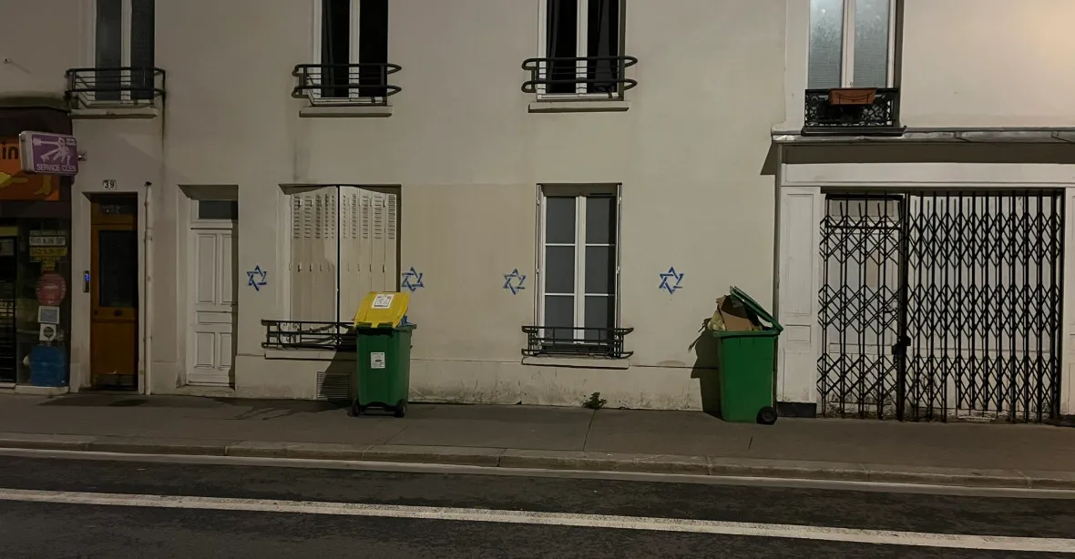 Davidovy hvězdy na domech, hákové kříže. V Paříži sílí antisemitismus