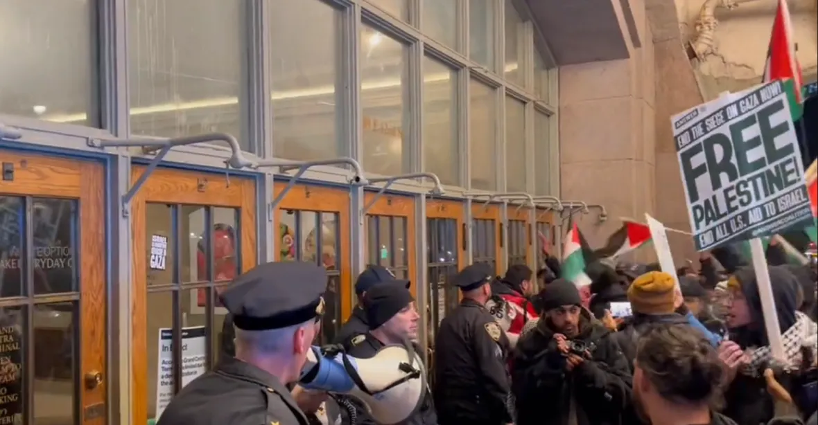 VIDEO: Na centrální newyorské nádraží zaútočili příznivci Palestiny. Na několik hodin bylo uzavřeno
