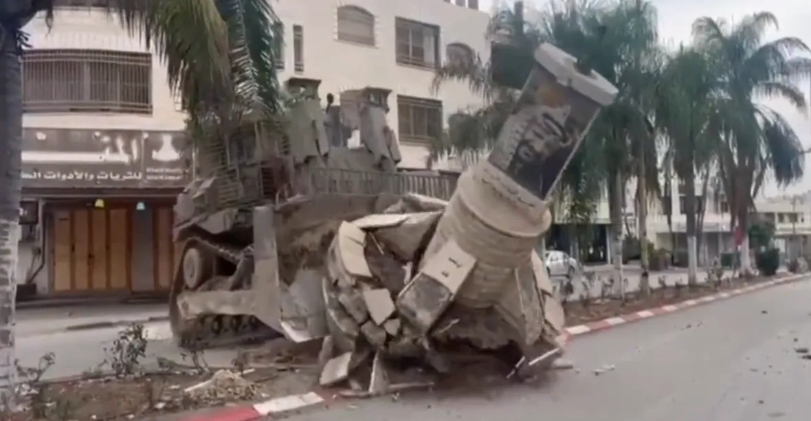 VIDEO: Buldozer izraelské armády zdemoloval na výročí smrti pomník Jásira Arafata