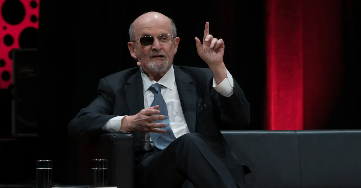 Salman Rushdie získal cenu Nadace Knihovny Václava Havla, navzdory útoku stále píše