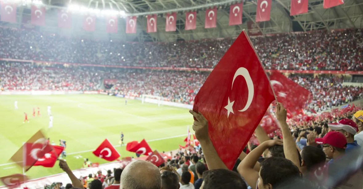 VIDEO: Lynčování rozhodčího na hřišti. Turecko pozastavuje fotbalové soutěže