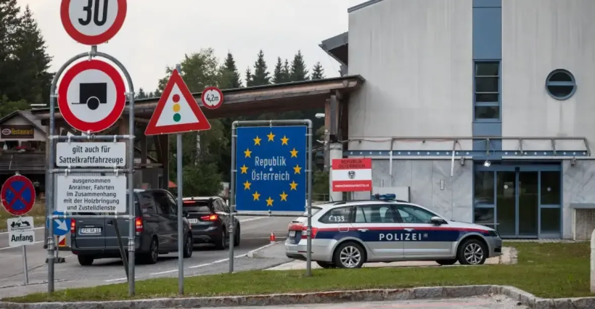 Rakousko prodloužilo kvůli migrantům kontroly hranic s Českem