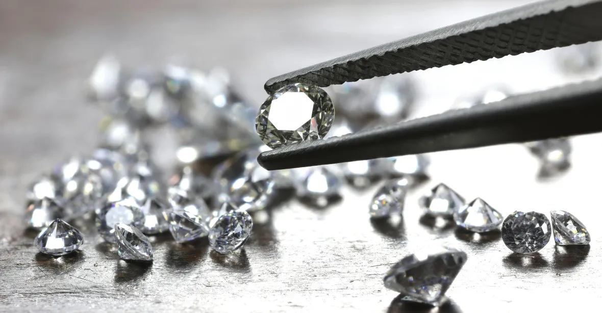 Další balíček sankcí EU: zákaz obchodu s diamanty a postih zbrojaře Obnosova