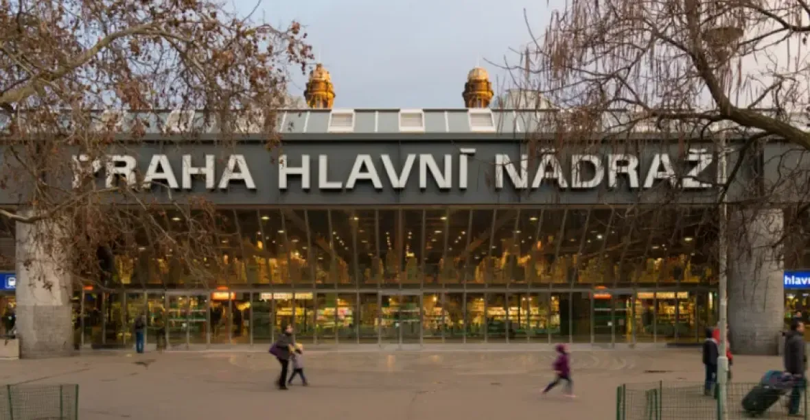 VIDEO: Lidé se nebránili slzám. Hlavní nádraží v Praze zpívalo Modlitbu pro Martu