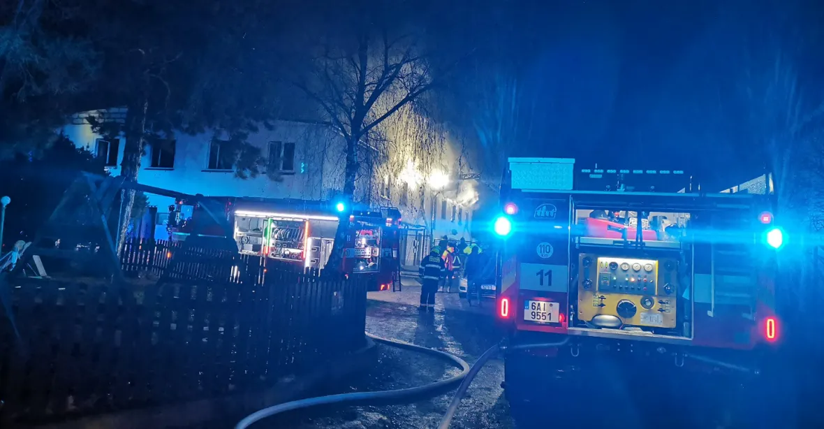 Při požáru ubytovny v Praze na Zbraslavi zemřel jeden člověk, 17 lidí zraněno