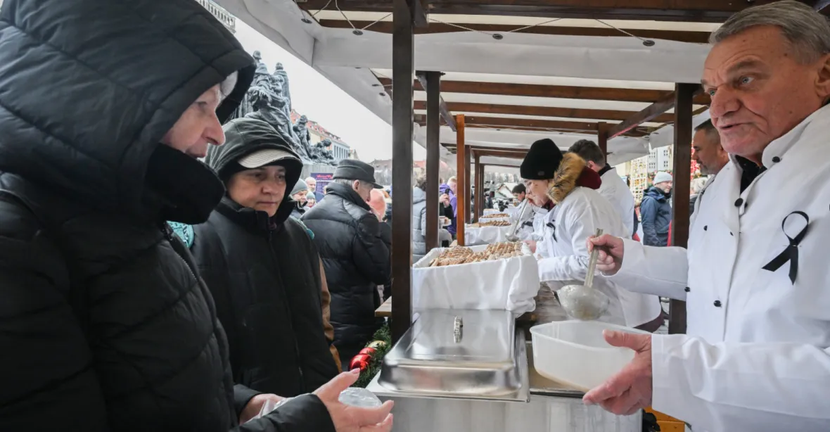 Na Staroměstském náměstí pražský primátor rozléval tradiční rybí polévku