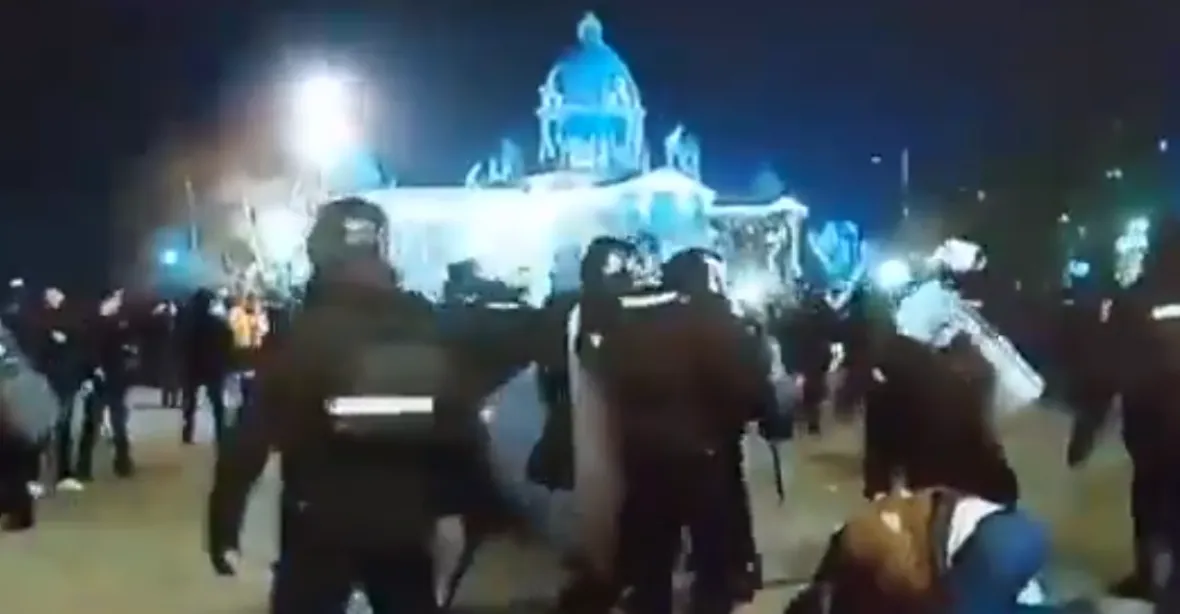 VIDEO: Drama v Bělehradě. Lidé se po volbách pokusili vtrhnout na radnici, Rusové hovoří o „majdanu“