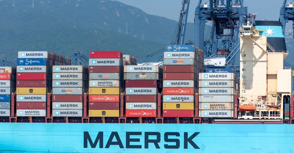 Světový obchod se komplikuje. Maersk zatím neobnoví dopravu přes Rudé moře