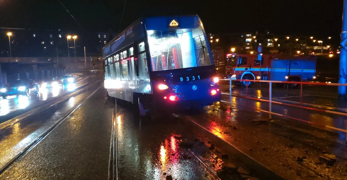 Na pražských Hradčanech vykolejila tramvaj. Hasiči a DPP jí vrátí zpět pomocí jeřábu