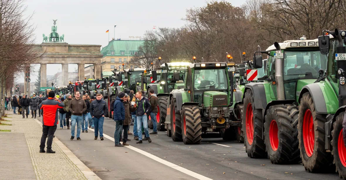 Týden hněvu. Protesty německých zemědělců se dotknou i Čechů. Tisíce traktorů zablokují dálnice