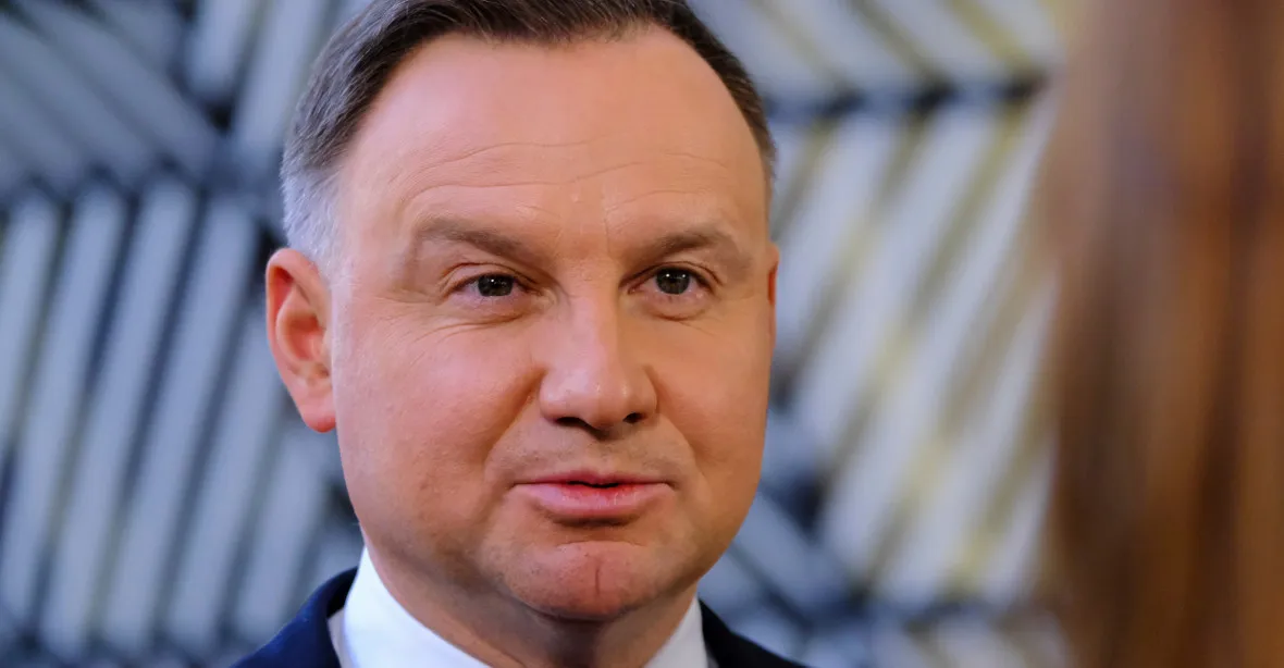 Polský prezident Duda znovu omilostní politiky, které policie zatkla v prezidentském paláci