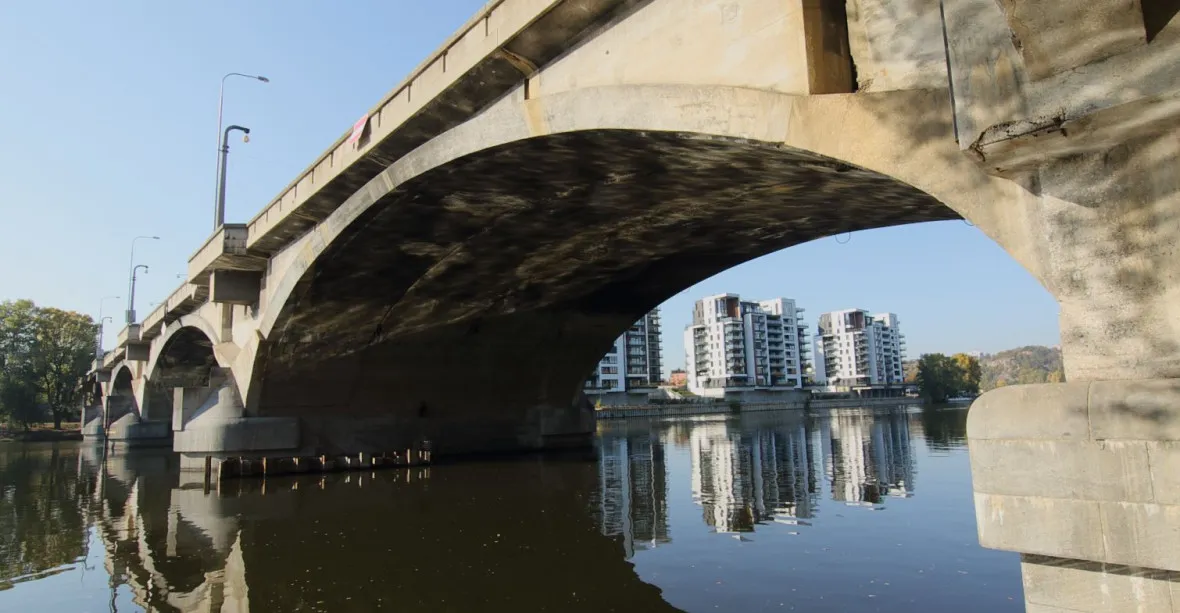 Libeňský most v Praze uzavřela havarijní závada, nesmí tam tramvaje