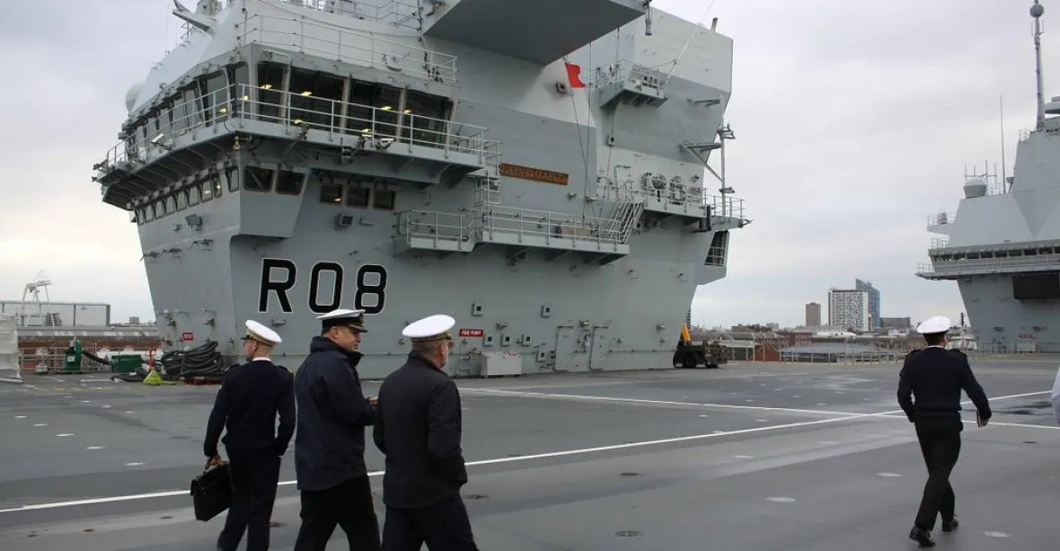 Britské námořnictvo kolabuje. Nemá námořníky a letadlová loď Queen Elizabeth nemůže plout do Rudého moře