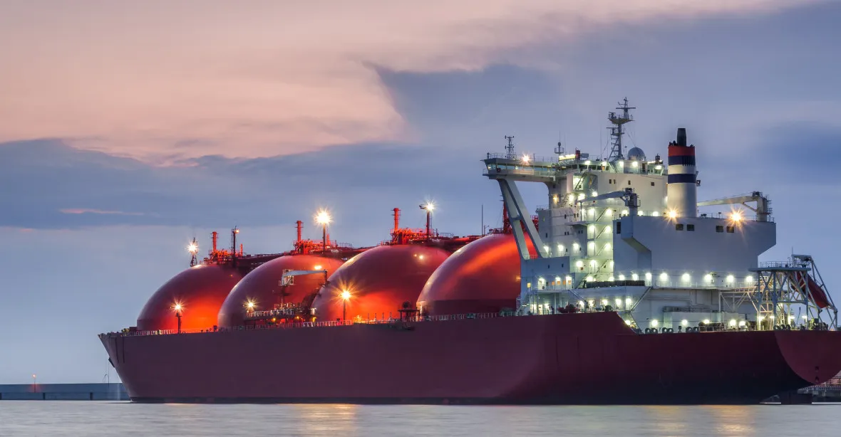 Katar přestal vozit LNG přes Suez. Kvůli bezpečnosti musí lodě obeplout Afriku