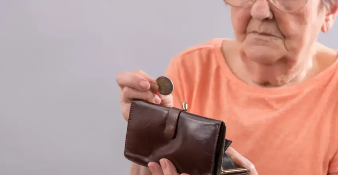 Dopis o zvýšení penzí si důchodci budou muset sami zaplatit, navrhuje ministerstvo