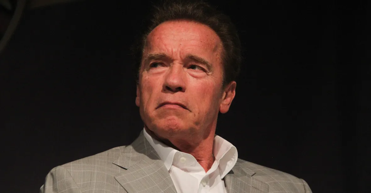 Arnold Schwarzenegger byl zadržen na letišti v Mnichově. „Sedí u nás, to je pravda“