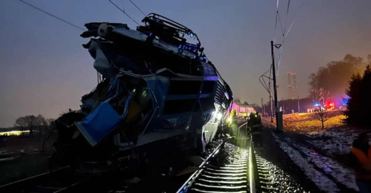 U Karviné se střetl vlak s kamionem. Zemřel strojvedoucí, 19 cestujících je zraněno