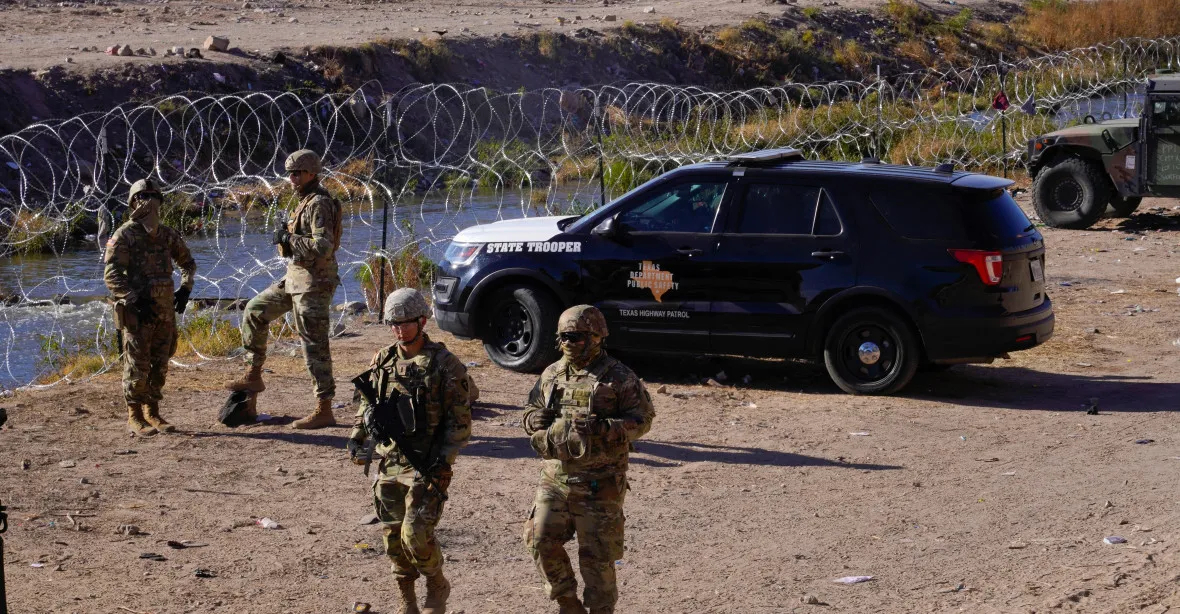 „Malá občanská válka“. Texaský guvernér odmítá vpustit federální síly na hranici s Mexikem