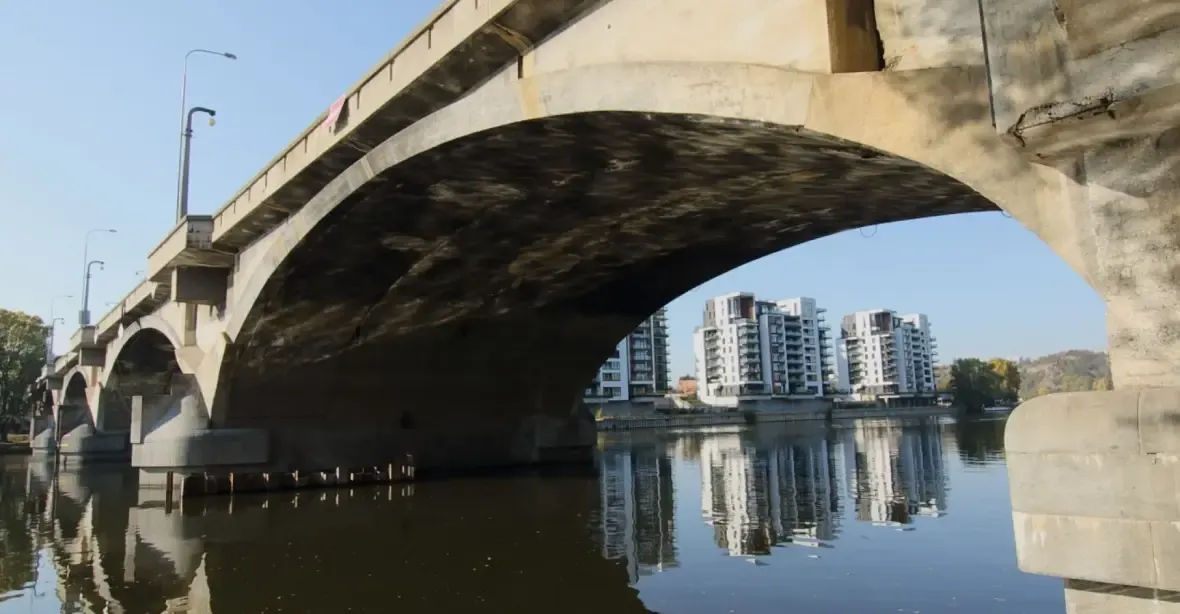 Část Libeňského mostu má jít k zemi, shodli se odborníci