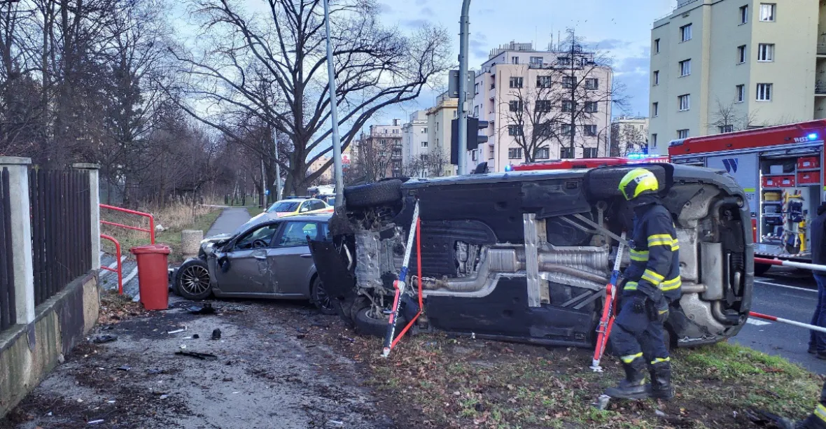 Při nehodě tří aut u Kajetánky v Praze skončil jeden vůz na boku