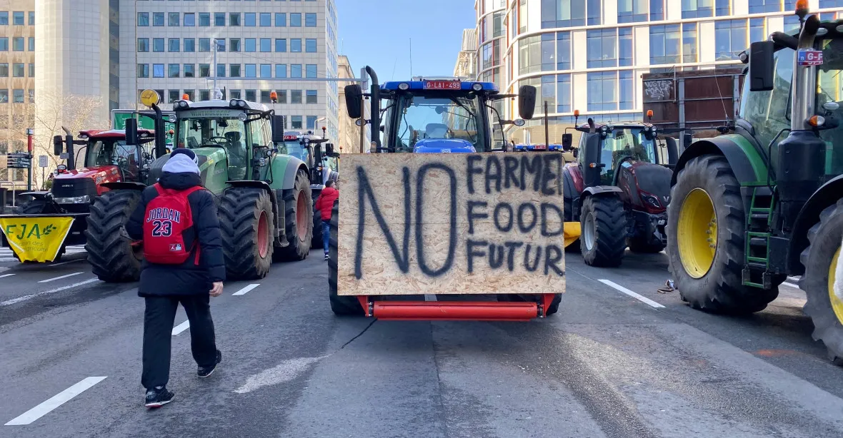VIDEO: V Bruselu protestují farmáři před schůzí ministrů zemědělství. Zapálili hromadu pneumatik