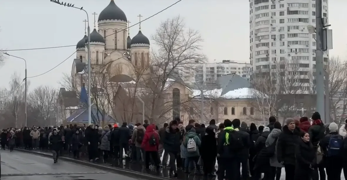 VIDEO: Rodina a přátelé pohřbívají Navalného. Přišly tisíce lidí