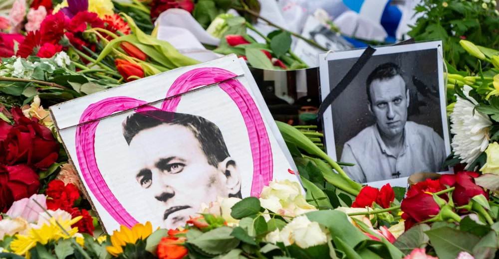 Lidé v Moskvě i v sobotu stáli frontu, aby mohli položit květiny na hrob Navalného