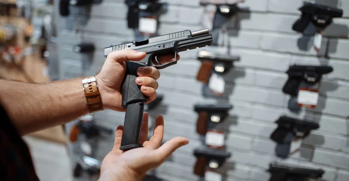 Zbraňový zákon zpřísňuje: umožní policii zabavit zbraň, obchodníci povinně nahlásí podezřelé