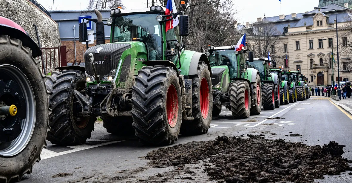 ONLINE: Zemědělci protestují v Praze. Před sídlo vlády vysypali hnůj a slámu