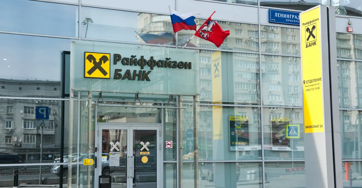 Rakouská Raiffeisen Bank International má problém. Američanům vadí její aktivity v Rusku, hrozí jí odstřižení od dolaru