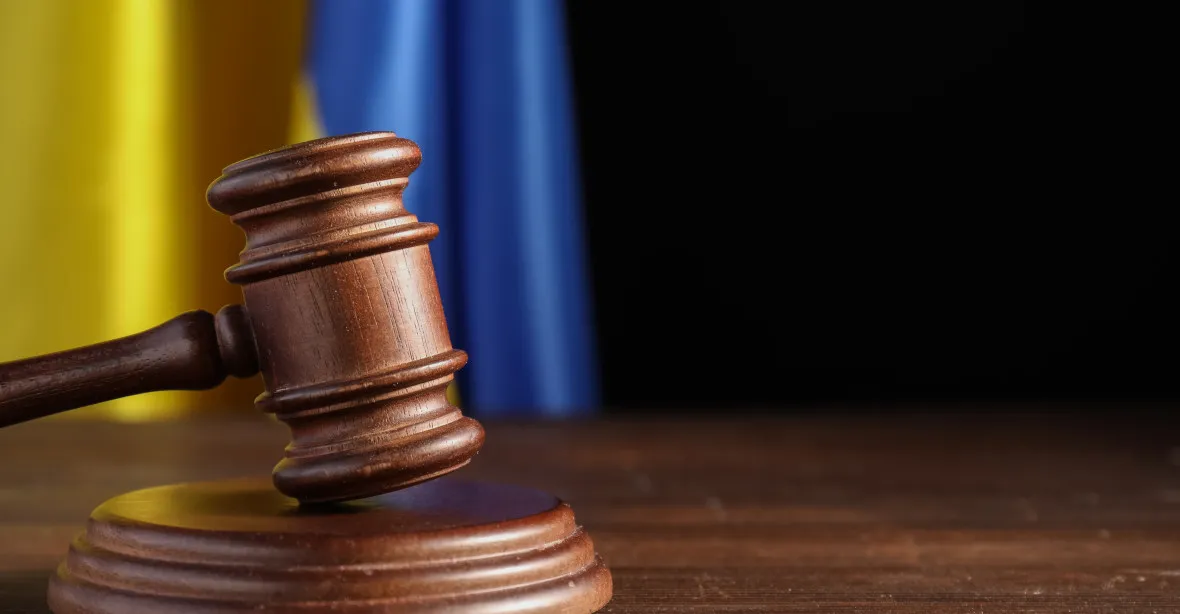 Ukrajinský soud odsoudil 15 ruských vojáků, drželi ve sklepě stovky civilistů