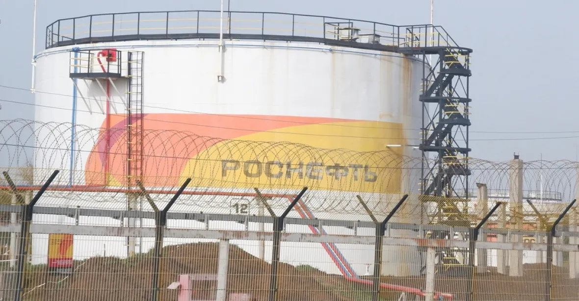Rafinerie v ruské Syzrani v plamenech. Zelenskyj chce rozšířit výrobu dronů s dlouhým doletem