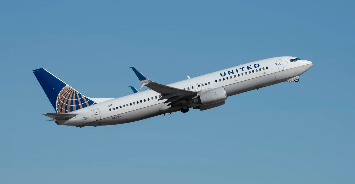 Boeingu se utrhla část vnějšího pláště. Let United Airlines nouzově přistál v Oregonu