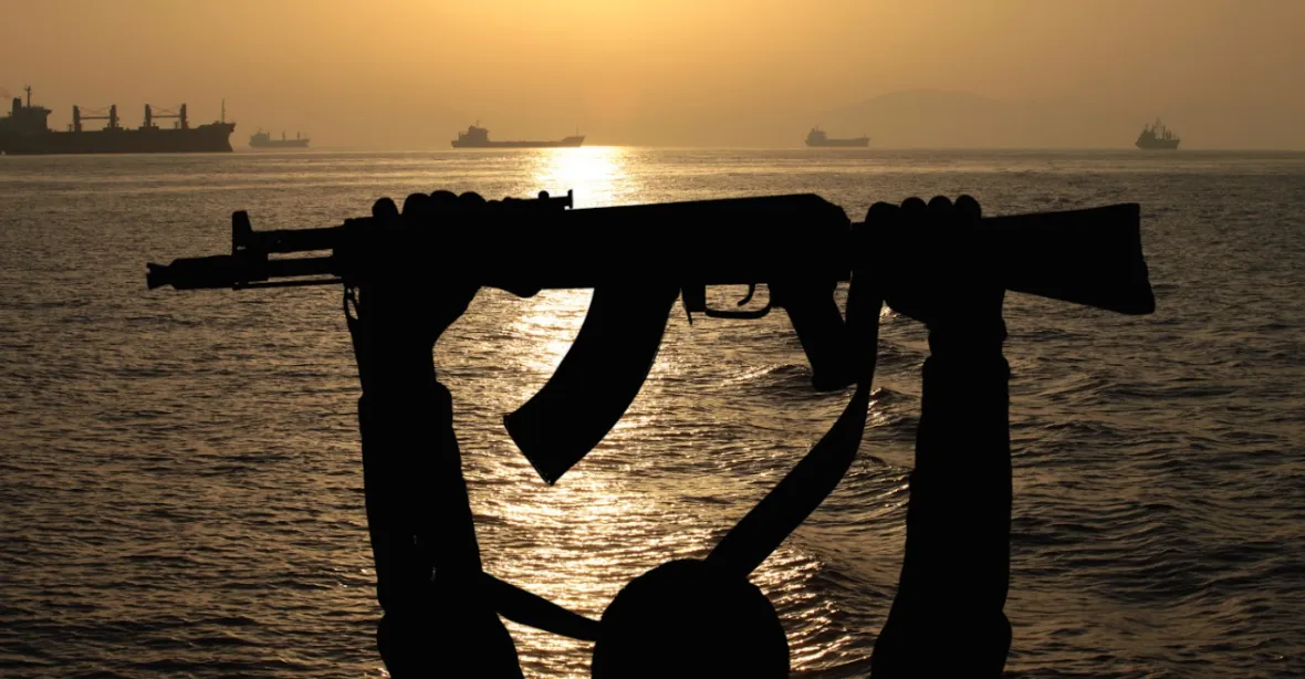 Somálští piráti zahájili palbu na indické námořnictvo, nakonec se vzdali