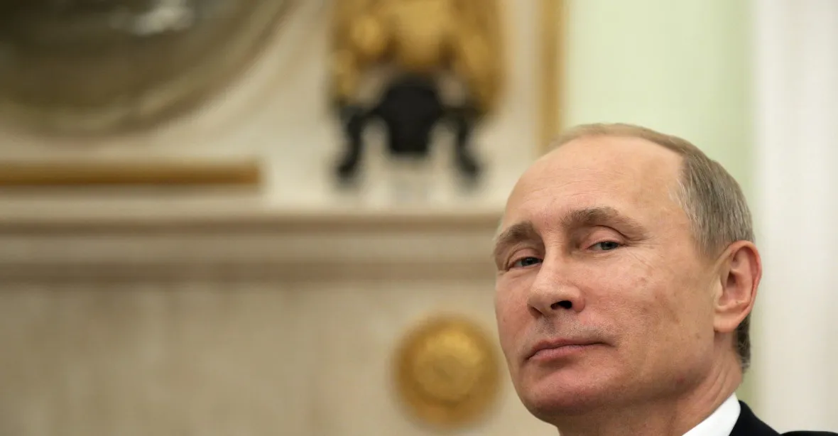 VIDEO: V Rusku volí Putina. Zatýkání i dohled, jak kdo hlasuje, přímo u plenty
