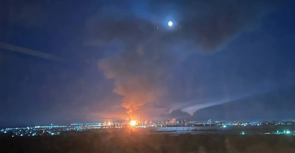 Ukrajinské drony útočily na rafinerii v ruském Kujbyševu. Požár ji měl vyřadit z provozu