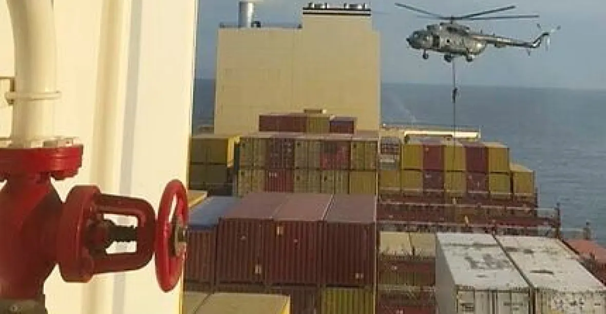 VIDEO: Íránské komando z helikoptéry obsadilo loď pod vlajkou Portugalska