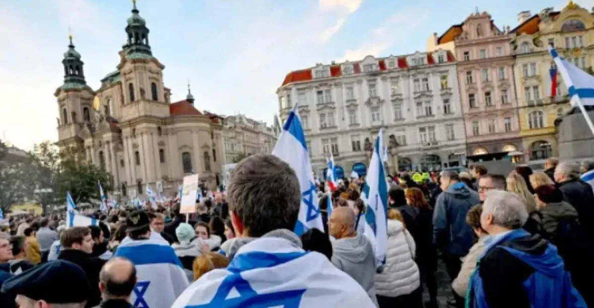 Centrem Prahy prošly stovky lidí protestující proti antisemitismu