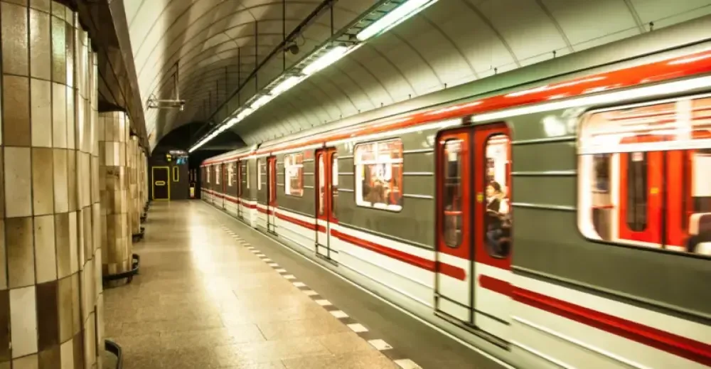 Dopravní chaos v Praze. Nehody zastavily provoz metra i vlaků, auta stála v dlouhých kolonách
