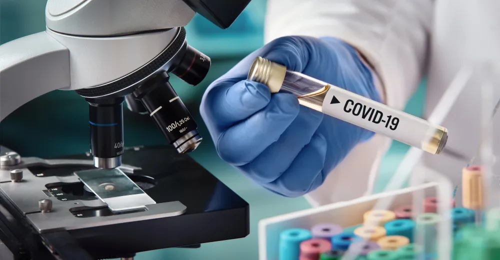 Čínský vědec zveřejnil genom koronaviru bez svolení vlády, teď nesmí do laboratoře