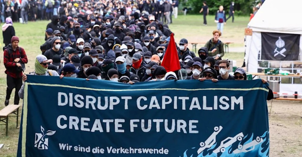„Rozvraťte kapitalismus.“ Stovky aktivistů vzaly útokem továrnu Tesly u Berlína