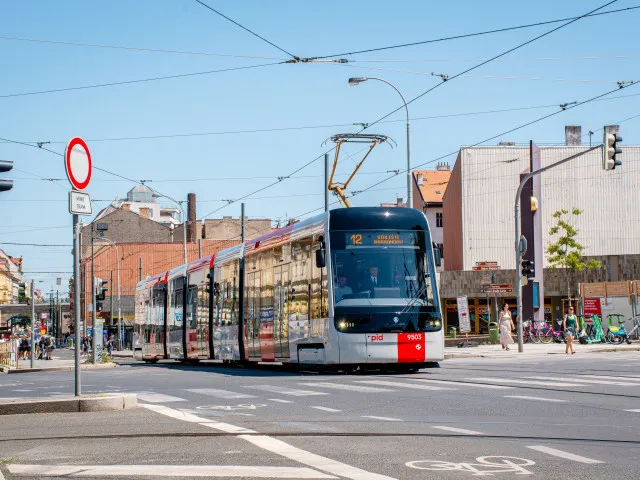 Nová tramvaj 52T za 90 milionů vyjela do ulic Prahy. Zatím zkušebně