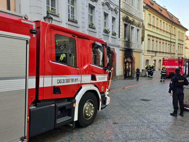 V centru Prahy někdo zapálil obchod, policie podezřelou osobu zadržela