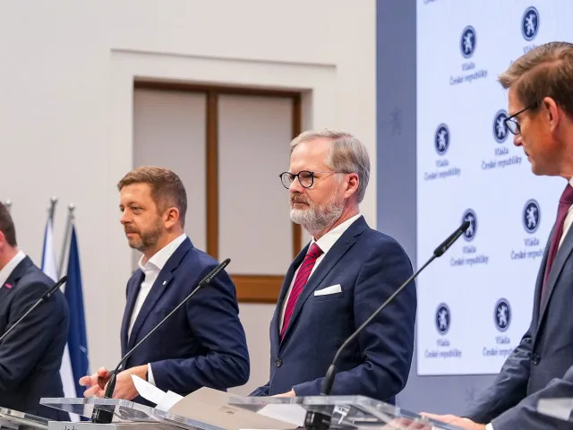 „Tohle profesionál prostě neudělá,“ kritizuje Kalousek. V rozpočtu na dopravu chybí peníze na opravy silnic